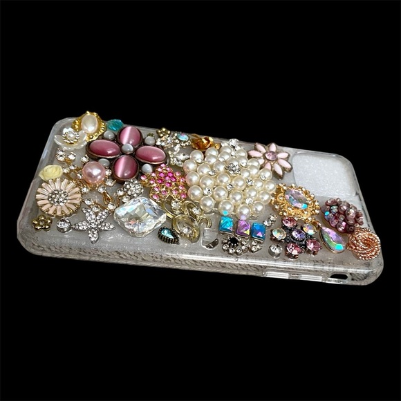 Pink and White Floral Vintage Jewelry iPhone 11 Pro Max Case - Picture 6 of 7